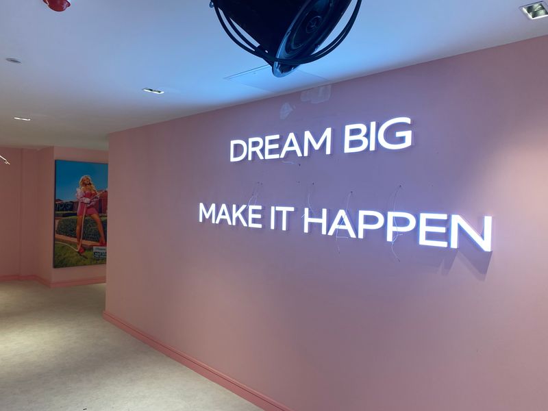 Pretty Little Thing – New Entrance